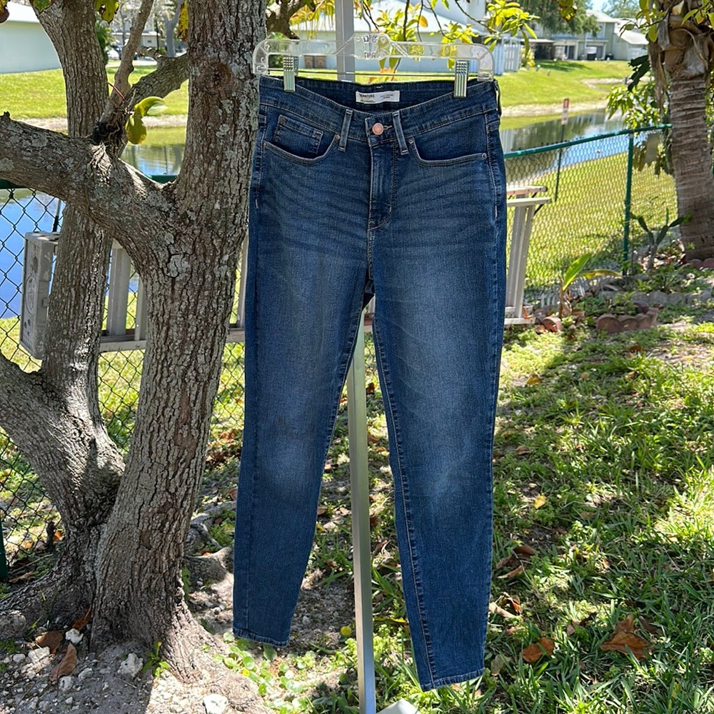 Signature Levis Strauss size 6M or W28 L30